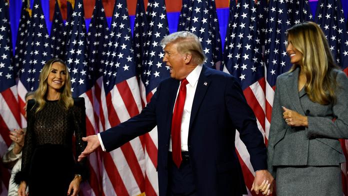 Zleva Lara Trumpová, Donald Trump a Melania Trumpová