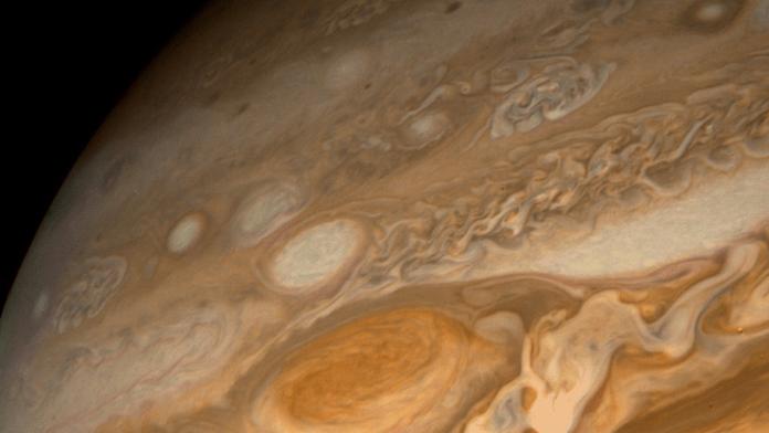 Bouře v obří rudé skvrně Jupiteru zrychluje. Astronomové nechápou proč