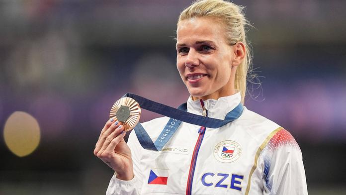 Ogrodníková ponese s Fuksou vlajku při ukončení: Brečela jsem, když mi to volali
