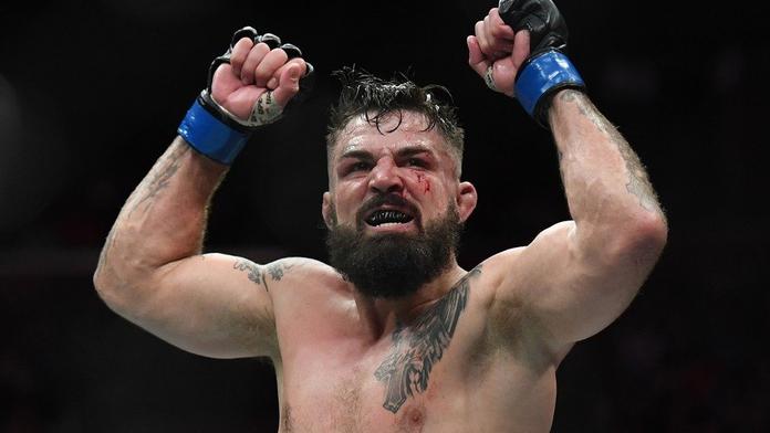 Bizarní historky z UFC: Perry se sám málem uškrtil na gumě!