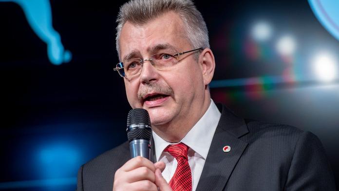 Tvrdík pálí do fotbalu: Řeší peníze za práva, nadstavbu i zavřené tribuny