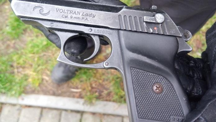 Děti na hřišti objevily funkční zbraň