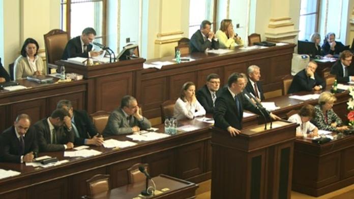 Rozhodně neodstoupím, jde o mediální guláš, vzkázal ze Sněmovny Nečas