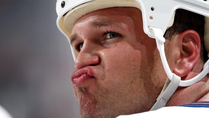 Bitkařovi z NHL jde o život, chce se zabít. Jeho otec prosí o pomoc!