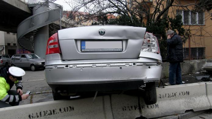 Opilá řidička nabourala auto a usnula. Měla skoro 3 promile!