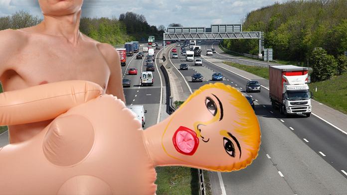 Řidiči v šoku! U dálnice souložil muž s nafukovací pannou! VIDEO