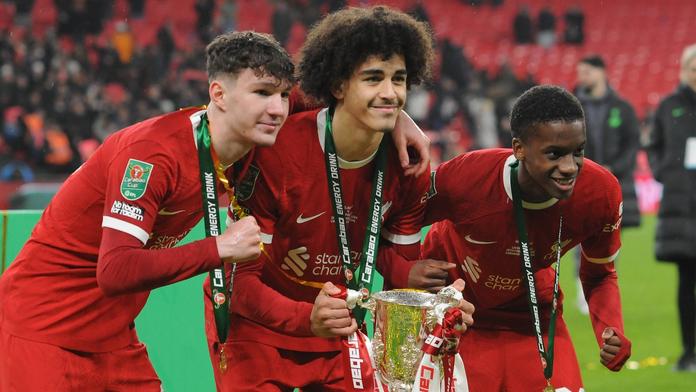 Zleva James McConnell, Jayden Danns a Trey Nyoni slaví v dresu Liverpoolu triumf v Carabao Cupu 2024