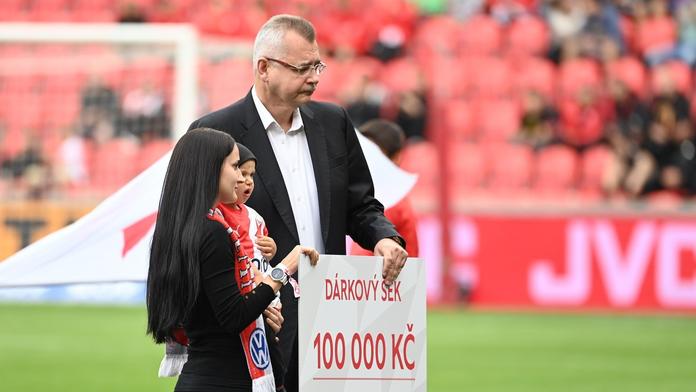 Slavia vzpomněla na zesnulého hasiče. Syn vykopával, tleskalo 17 000 lidí