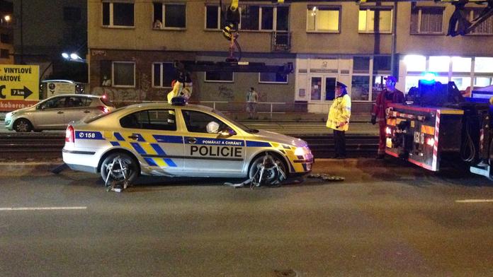 Policisté uvízli v kolejišti, tramvaje musely počkat