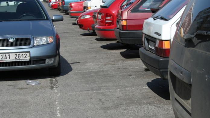 Řidič si odskočil na večeři. Mezitím mu na parkovišti hořel kamion