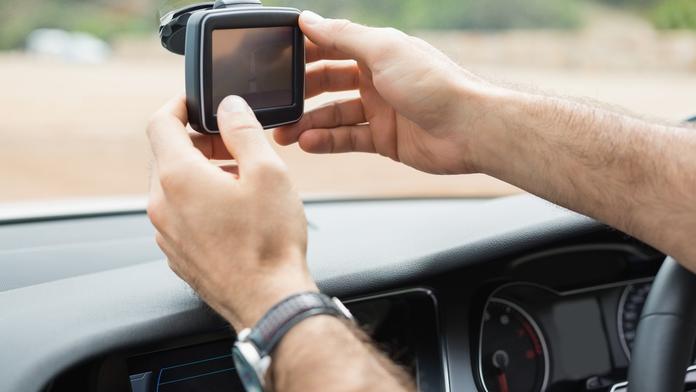 Používáte v autě kameru nebo navigaci? Hrozí statisícové pokuty