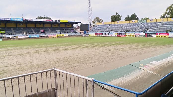 Zaplavený stadion v Opavě