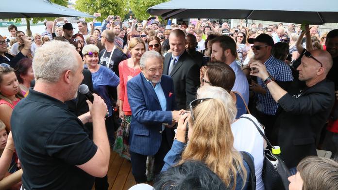 Paluba lodi na pražské náplavce v obležení fanoušků Karla Gotta