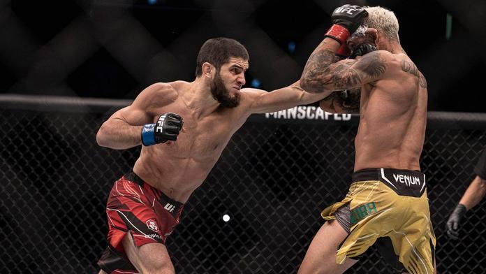 UFC má nového šampiona. Machačev se stal králem lehké váhy. Sterling pás uhájil