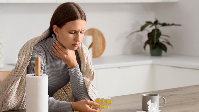 Urputná bolest v krku. Šíří se virus, který je silnější než chřipka a covid, říká expert