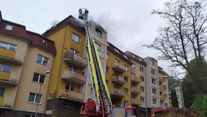 V Karlových Varech hořel obytný dům. Hasiči vyhlásili poplach