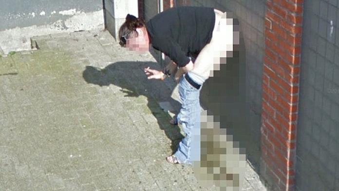 Žena si zapálila cigaretu a chtěla močit. Pak se stal obří trapas!