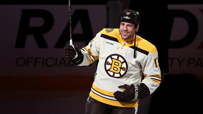 Ve 37 letech snaha o návrat do NHL. Legenda Bostonu podepsala zkušební kontrakt