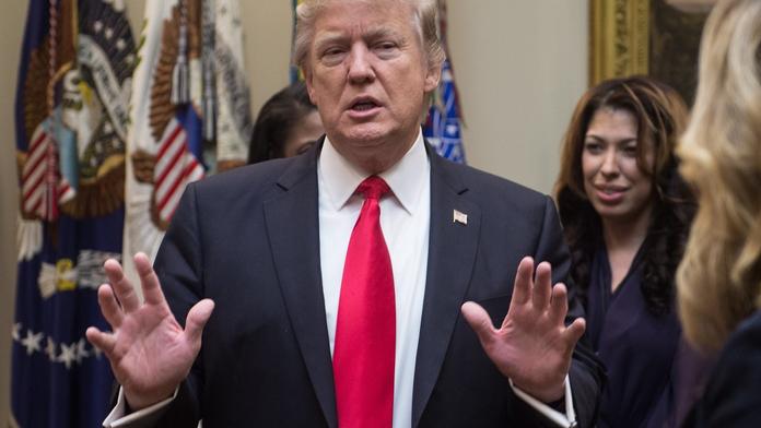 Trump dostal neobvyklý dárek – balíček s koňským hnojem!
