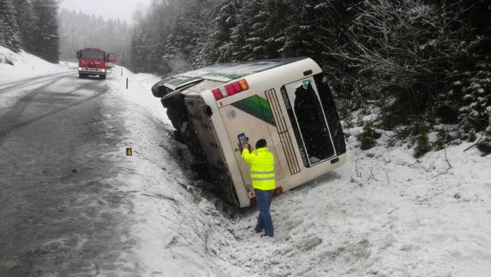 Autobus plný dětí se převrátil na bok! Sedm lidí se zranilo, pro dva vzlétl vrtulník