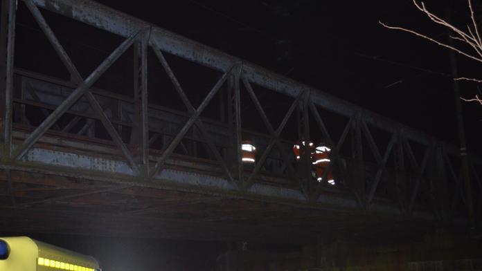 Všichni mysleli, že ho srazil vlak, muž ale propadl mostem