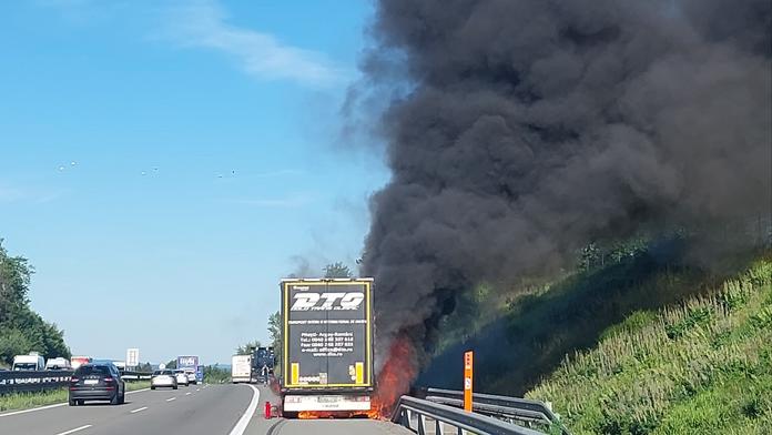 Požár návěsu na D1