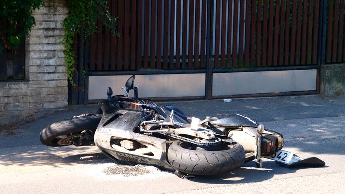 V Praze východ zemřel motorkář. Srazil ho daněk
