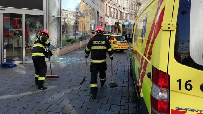 Auto v Brně se samo rozjelo a ženu přimáčklo na výlohu. Propadla sklem
