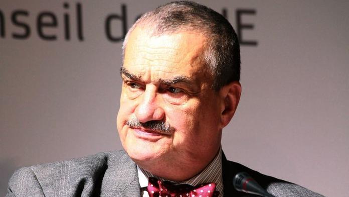ON-LINE: Deset hodin hádek, Schwarzenbergův odchod ze sálu a smutná opozice - vláda ustála hlasování o nedůvěře