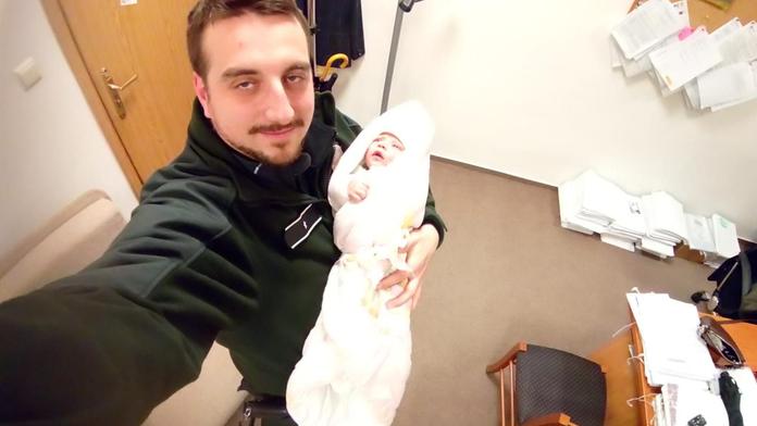 Mezi bezdomovci leželo miminko bez rodičů! Život mu zachránil policista