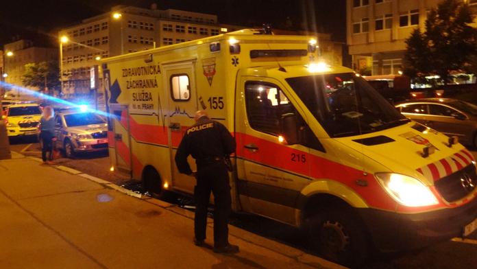 Žena spadla v metru na koleje, vlak stačil zabrzdit