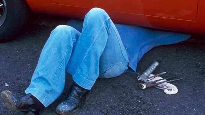 Muže (†60) zabilo vlastní auto, při opravě na něj sjelo ze zvedáku