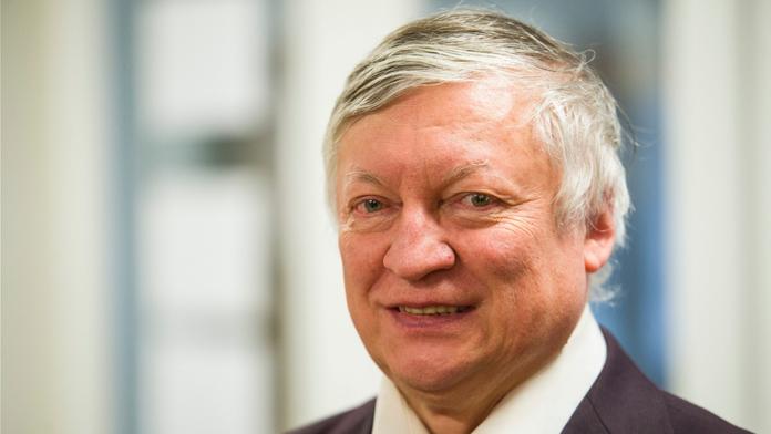 Světoznámý šachista je v umělém spánku. Měl zatím neobjasněnou nehodu