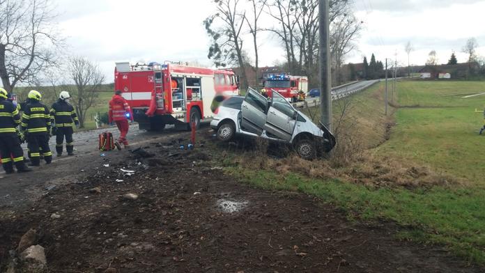 Tragická nehoda na Rychnovsku. Řidič náraz do sloupku nepřežil