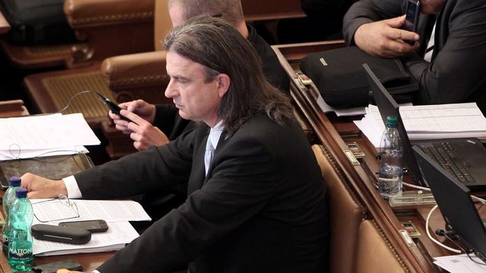 Takhle funguje spravedlnost v Česku: Asistent podle policie uplácel poslance Chaloupku