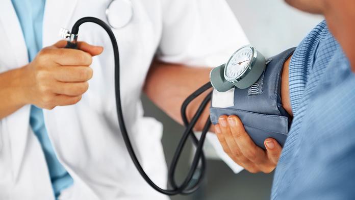 Vysoký krevní tlak je strašákem dospělých. Lékaři radí, jak mu předejít