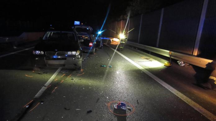 Řidič (23) po nehodě stál na silnici a telefonoval. Smetlo ho jiné auto