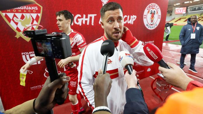 Eden Hazard ukázal novou vášeň. Náročný cyklistický závod zakončil pivem
