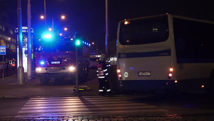 Autobus v Praze srazil ženu! Tělo vyprostili z podvozku hasiči