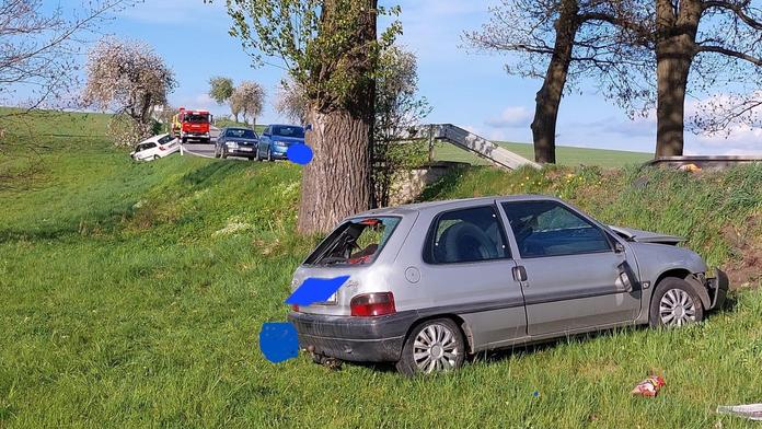 Starší řidič narazil při předjíždění do protijedoucího auta, nehodu nepřežil