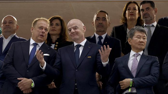 Šéf FAČR David Trunda (vlevo) s prezidentem FIFA Giannim Infantinem