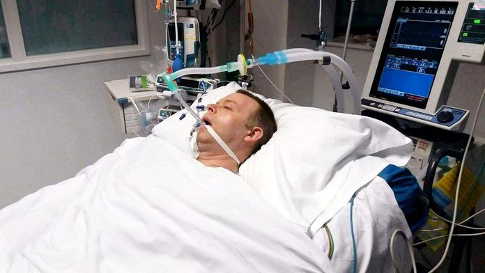 Měsíce si stěžoval na bolest hlavy, dostal ušní kapky. Zemřel v agonii