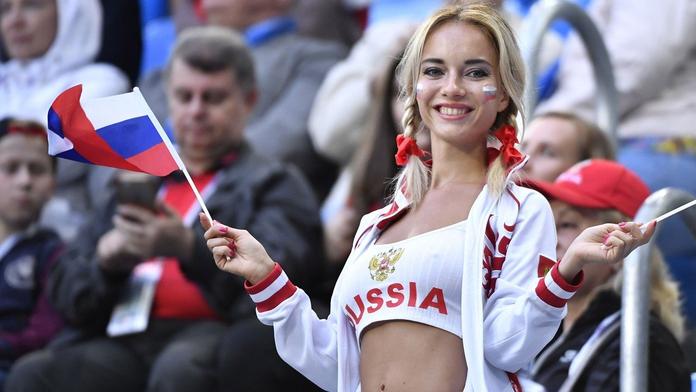 Šokující kampaň: Když otěhotníš s fotbalistou, dostaneš hamburgery!