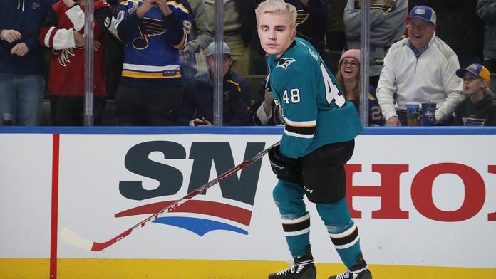 McDavid už není nejrychlejší! Tomáš Hertl pobavil maskou Justina Biebera