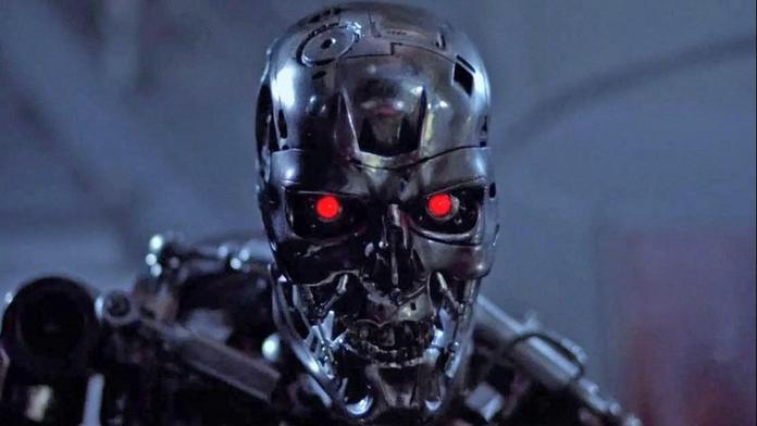 Bizarní zápas obletěl internet. Robot v kleci poslal k zemi influencera