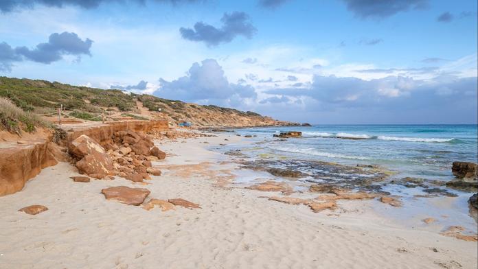 Pláž Es Copinyar na ostrově Formentera