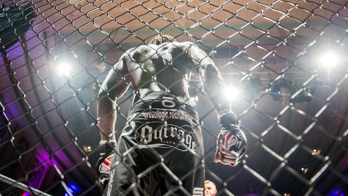 Vzdal se vlasů, aby navážil. MMA fighter se před kamerami nechal ostříhat