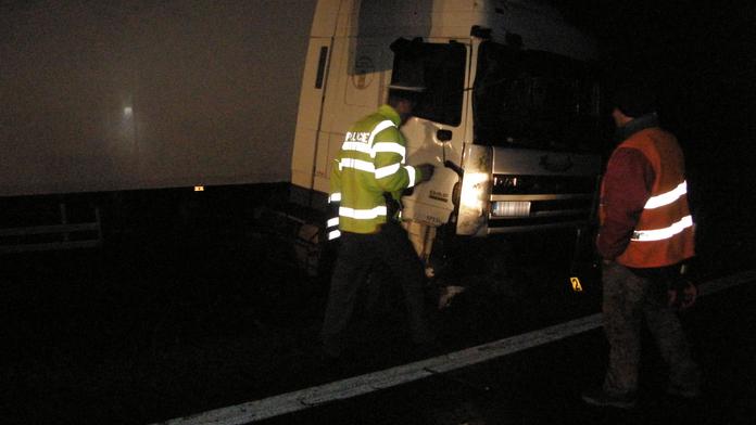 Kamion na Vsetínsku přejel muže, na jihu Čech zemřel motorkář