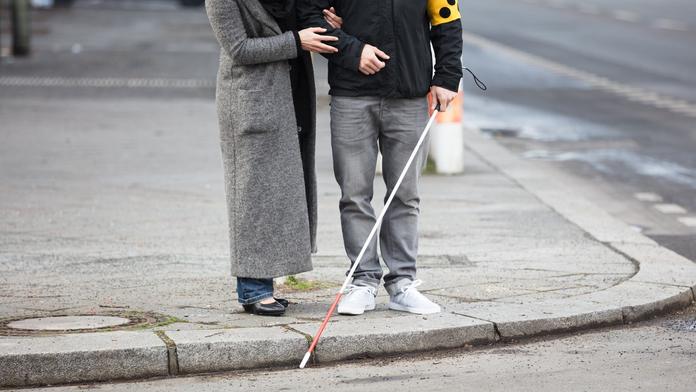 Slepého chlapce nepustil číšník do restaurace! Měl zvláštní důvod