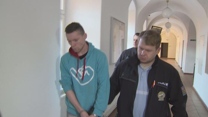 Tahle bestie osahávala holčičky! Policie hledá další oběti